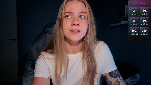 Snapshot of candy_maggie chatting on October 13, 5:48 pm candy maggie online show from October 13, 5:48 pm