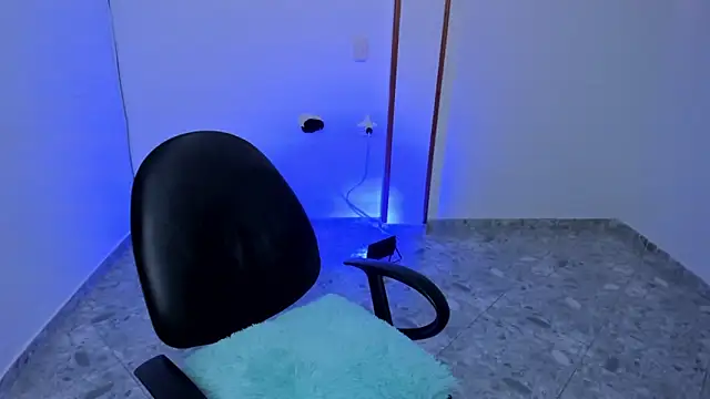 Snapshot of iris_torrez_ chatting on October 31, 4:11 pm iris torrez online show from October 31, 4:11 pm