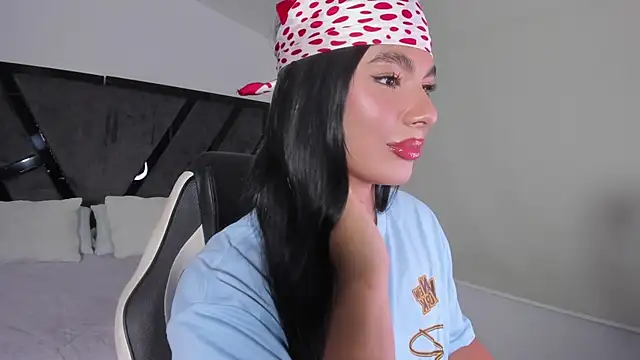 Snapshot of IsabelleFoxx_ chatting on October 21, 10:47 pm IsabelleFoxx  online show from October 21, 10:47 pm