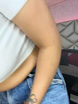 Brenda Garcia online show from November 19, 8:20 pm