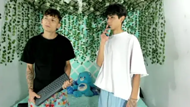 oliverhot2005 online show from December 2, 3:58 pm