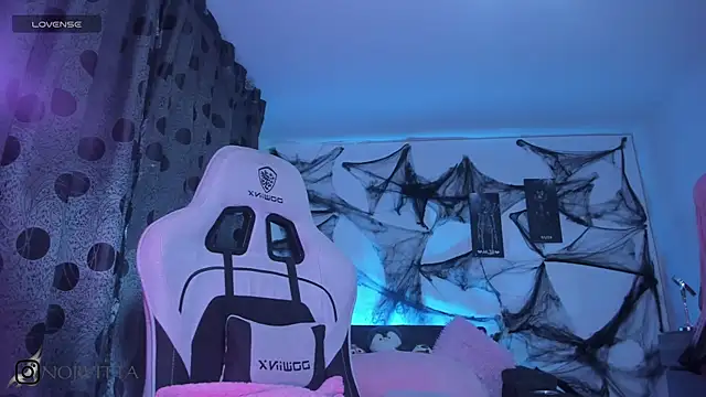 Snapshot of satanbabee chatting on October 26, 12:50 am satanbabee online show from October 26, 12:50 am