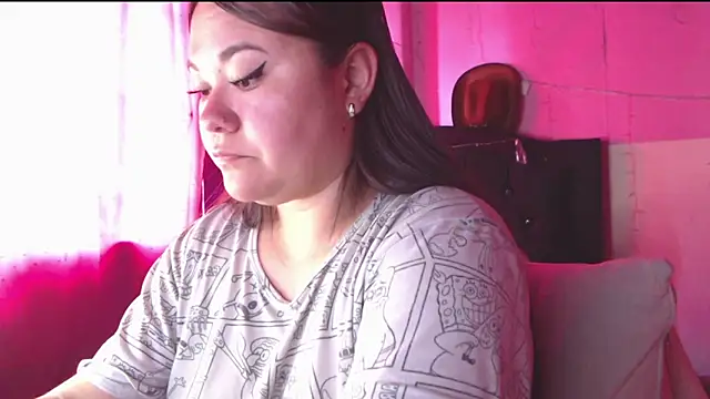 NikkiRous  online show from April 8, 5:26 pm