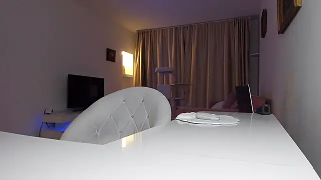 xqueenyasmine online show from June 12, 8:28 pm