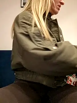 Miss    Mia  online show from December 5, 1:45 pm