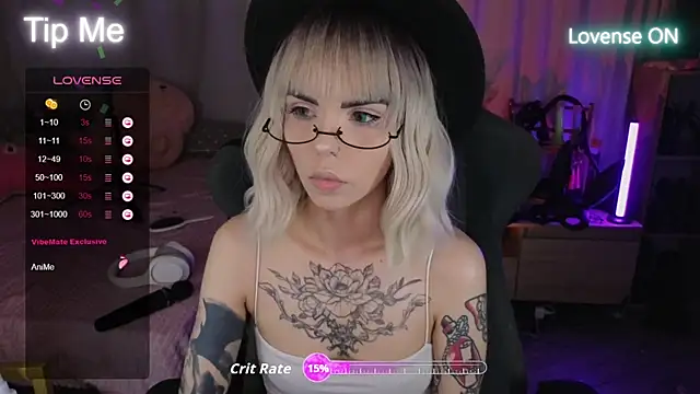 Snapshot of Kerry_Kirk chatting on October 10, 10:25 pm Kerry Kirk online show from October 10, 10:25 pm