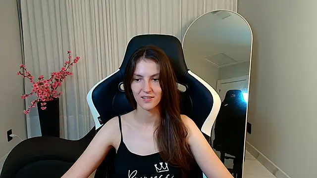 Snapshot of upssnowy chatting on October 18, 12:03 am upssnowy online show from October 18, 12:03 am