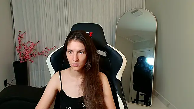 Snapshot of upssnowy chatting on October 28, 1:55 am upssnowy online show from October 28, 1:55 am