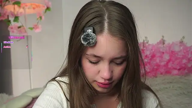 Snapshot of AmiLewis chatting on September 23, 1:04 am AmiLewis online show from September 23, 1:04 am