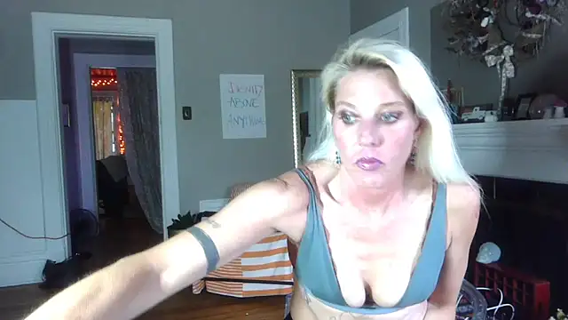 Snapshot of Glamazonx chatting on October 6, 11:09 pm Glamazonx online show from October 6, 11:09 pm