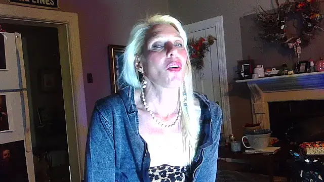 Snapshot of Glamazonx chatting on October 30, 5:54 am Glamazonx online show from October 30, 5:54 am