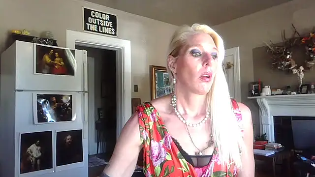 Snapshot of Glamazonx chatting on October 31, 7:40 pm Glamazonx online show from October 31, 7:40 pm