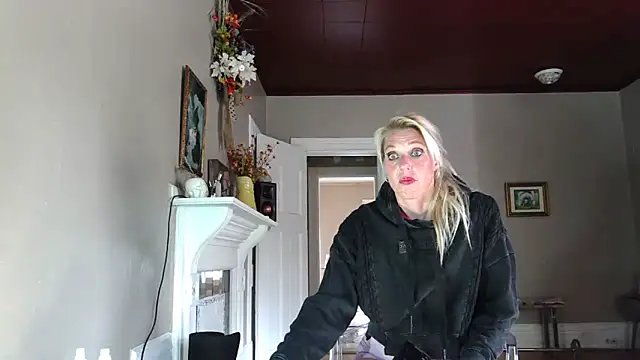 Snapshot of Glamazonx chatting on September 24, 5:45 pm Glamazonx online show from September 24, 5:45 pm