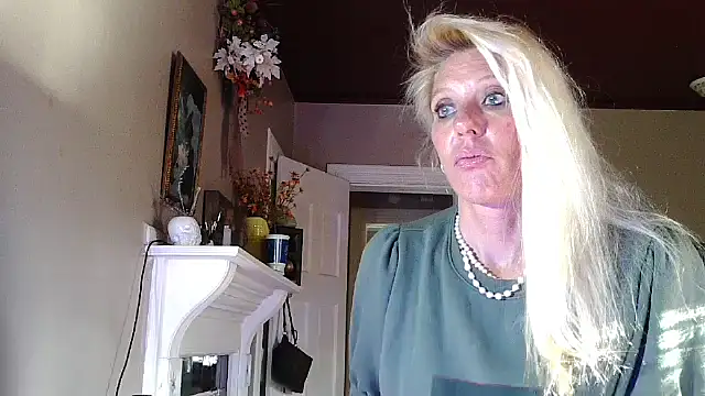 Snapshot of Glamazonx chatting on September 23, 2:04 pm Glamazonx online show from September 23, 2:04 pm