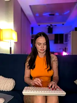 Snapshot of DinaTasty chatting on October 3, 7:19 pm DinaTasty online show from October 3, 7:19 pm