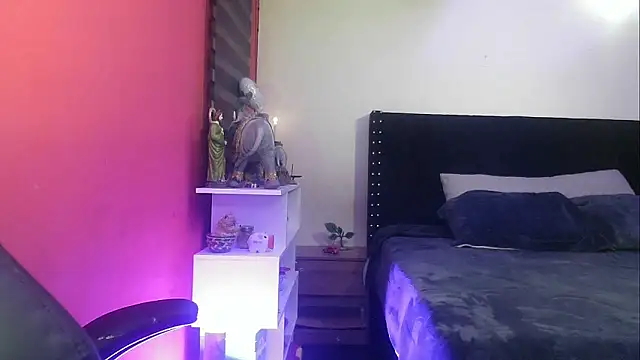 Snapshot of charlotedoll chatting on October 12, 1:19 am charlotedoll online show from October 12, 1:19 am