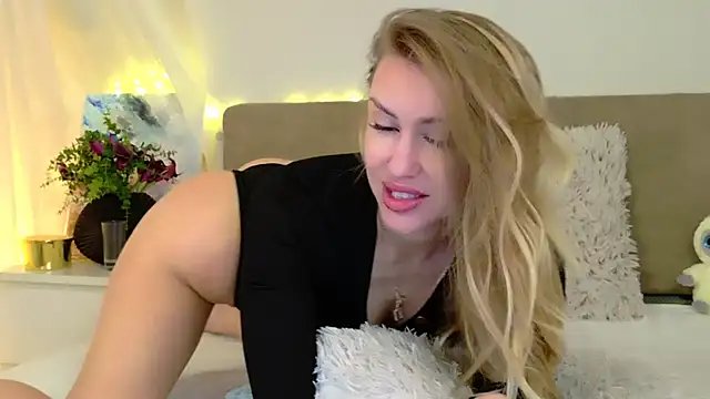 LuisaSin online show from April 16, 6:57 am