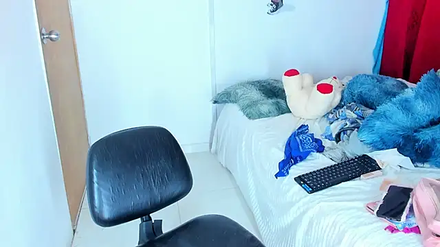 Snapshot of Emily_Coper18 chatting on September 28, 2:11 pm Emily Coper18 online show from September 28, 2:11 pm