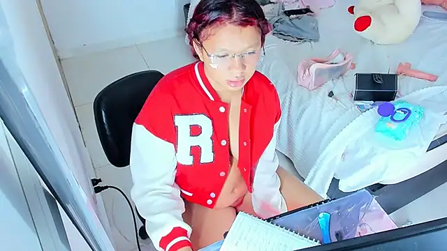 Snapshot of Emily_Coper18 chatting on September 26, 1:53 pm Emily Coper18 online show from September 26, 1:53 pm