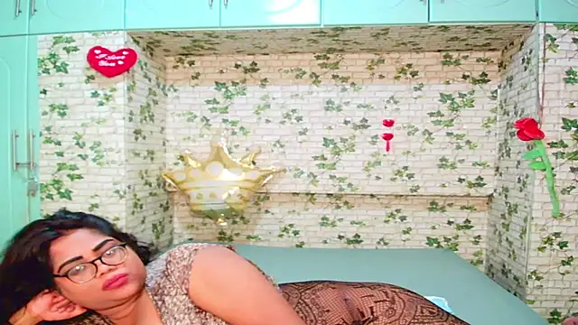 Snapshot of Indian_Lola00 chatting on September 27, 7:43 pm Indian Lola00 online show from September 27, 7:43 pm