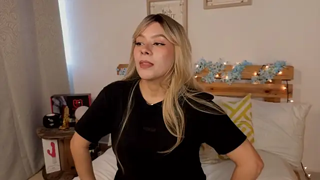LucyMoanss online show from May 14, 9:20 pm