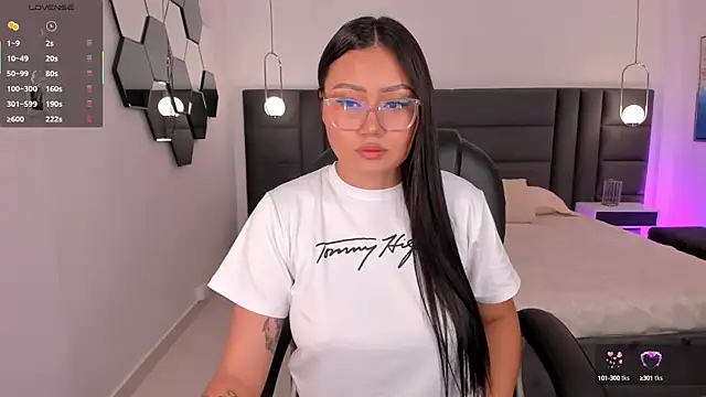 Snapshot of AmberLewis_ chatting on October 14, 2:47 am AmberLewis online show from October 14, 2:47 am