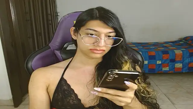 Snapshot of engielphoenis14 chatting on October 7, 1:10 am engielphoenis14 online show from October 7, 1:10 am