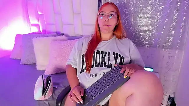 Snapshot of LeahxBarker chatting on November 2, 2:15 am LeahxBarker online show from November 2, 2:15 am