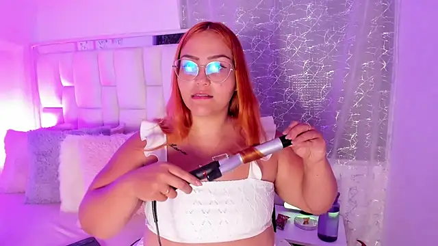 Snapshot of LeahxBarker chatting on October 22, 1:54 am LeahxBarker online show from October 22, 1:54 am