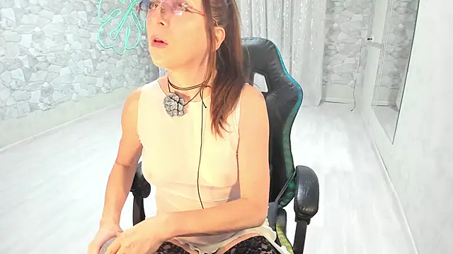 Snapshot of JessicaFamee chatting on October 22, 11:43 pm JessicaFamee online show from October 22, 11:43 pm