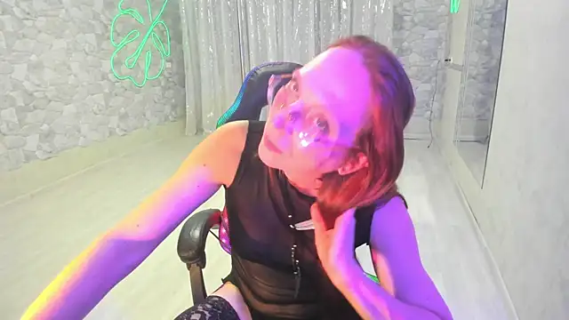 Snapshot of JessicaFamee chatting on October 19, 3:30 am JessicaFamee online show from October 19, 3:30 am