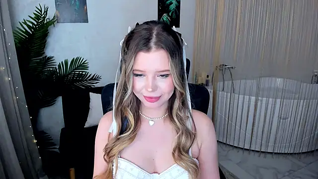 Snapshot of FollowLovee chatting on September 20, 12:14 pm FollowLovee online show from September 20, 12:14 pm