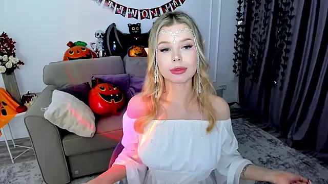 Snapshot of FollowLovee chatting on October 31, 5:50 pm FollowLovee online show from October 31, 5:50 pm