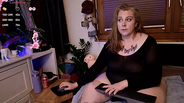 Big Beautiful MILF online show from October 30, 9:16 pm