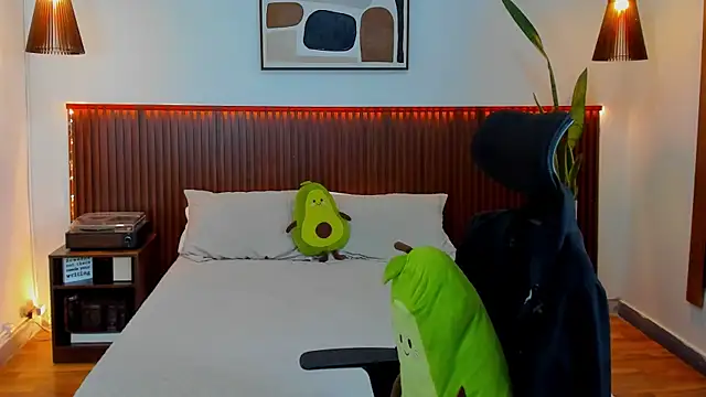 Snapshot of KatherineBond chatting on October 11, 8:22 pm KatherineBond online show from October 11, 8:22 pm