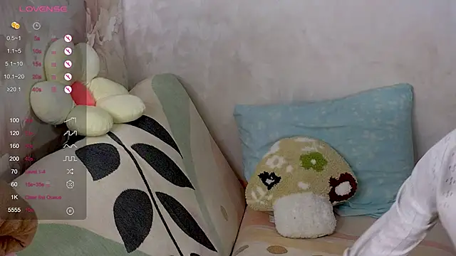 Snapshot of TrissMerigold9 chatting on October 28, 9:15 am TrissMerigold9 online show from October 28, 9:15 am