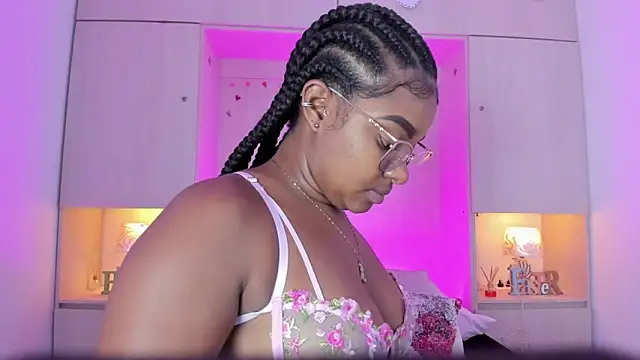 Snapshot of tamaraa_smiith chatting on October 9, 8:13 pm tamaraa smiith online show from October 9, 8:13 pm