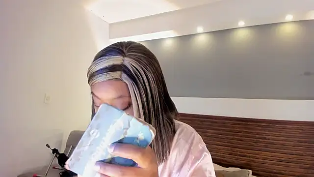 Adelehottman online show from December 5, 3:02 pm