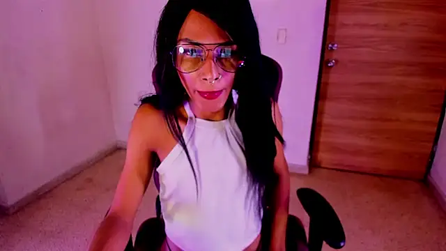 Snapshot of carolinemiller7 chatting on October 30, 6:38 am carolinemiller7 online show from October 30, 6:38 am