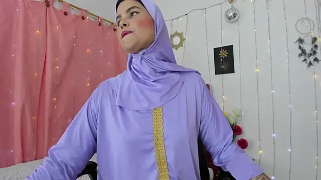 Snapshot of AishaAmin_ chatting on September 25, 12:37 pm AishaAmin online show from September 25, 12:37 pm