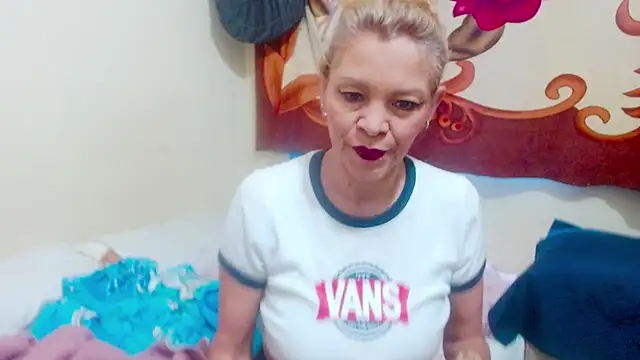 Snapshot of electra-mommy chatting on October 10, 12:32 pm electra-mommy online show from October 10, 12:32 pm