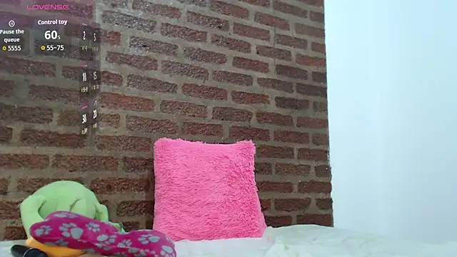 Snapshot of MeganColins1 chatting on October 26, 10:27 pm MeganColins1 online show from October 26, 10:27 pm