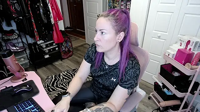 Snapshot of gennyrock chatting on September 15, 12:19 am gennyrock online show from September 15, 12:19 am