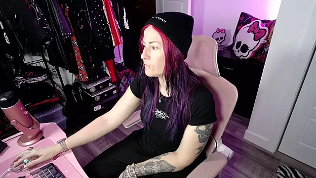 Snapshot of gennyrock chatting on October 26, 1:45 am gennyrock online show from October 26, 1:45 am