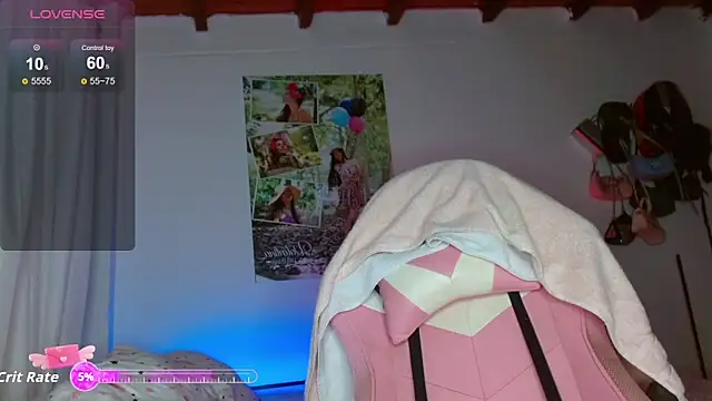 Snapshot of sexy_valentina1 chatting on October 3, 1:33 am sexy valentina1 online show from October 3, 1:33 am