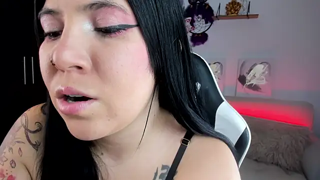 Snapshot of AilynRed chatting on October 3, 4:17 am AilynRed online show from October 3, 4:17 am