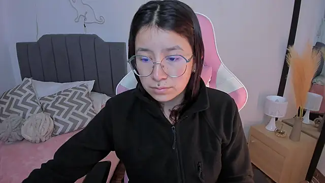 Amy joones online show from April 11, 11:25 am