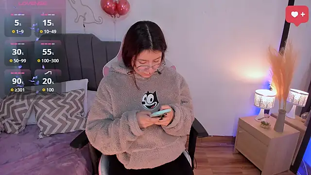 Amy joones online show from April 4, 1:43 pm