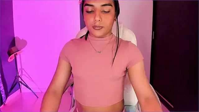 Snapshot of CandyLatinHott chatting on October 21, 12:25 am CandyLatinHott online show from October 21, 12:25 am