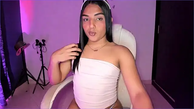 Snapshot of CandyLatinHott chatting on October 13, 11:18 pm CandyLatinHott online show from October 13, 11:18 pm